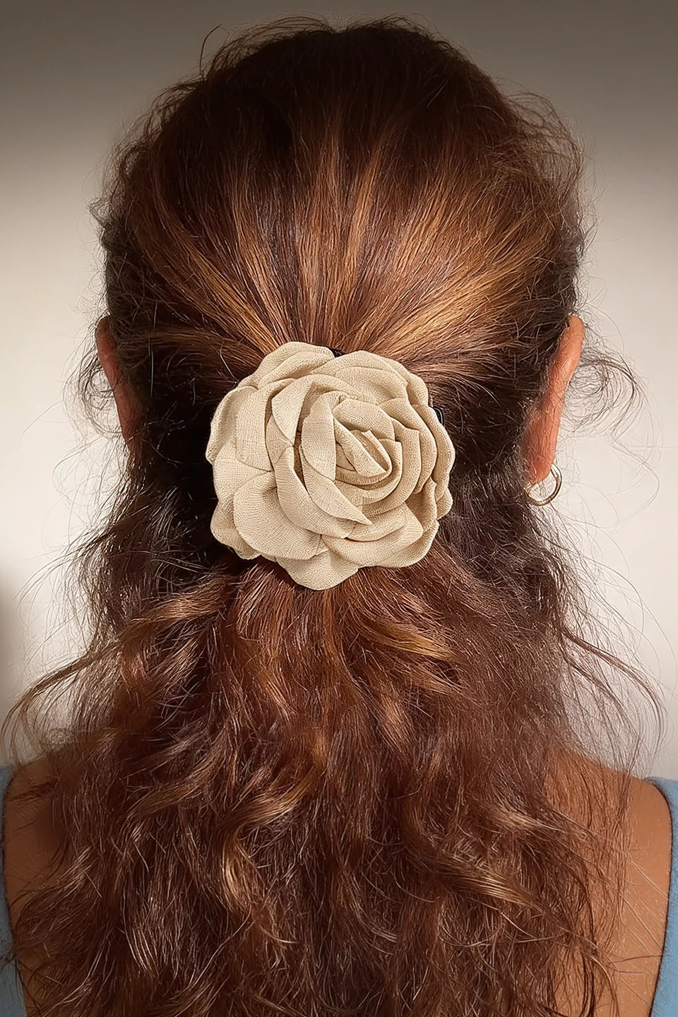 Pinza de pelo con flor beige