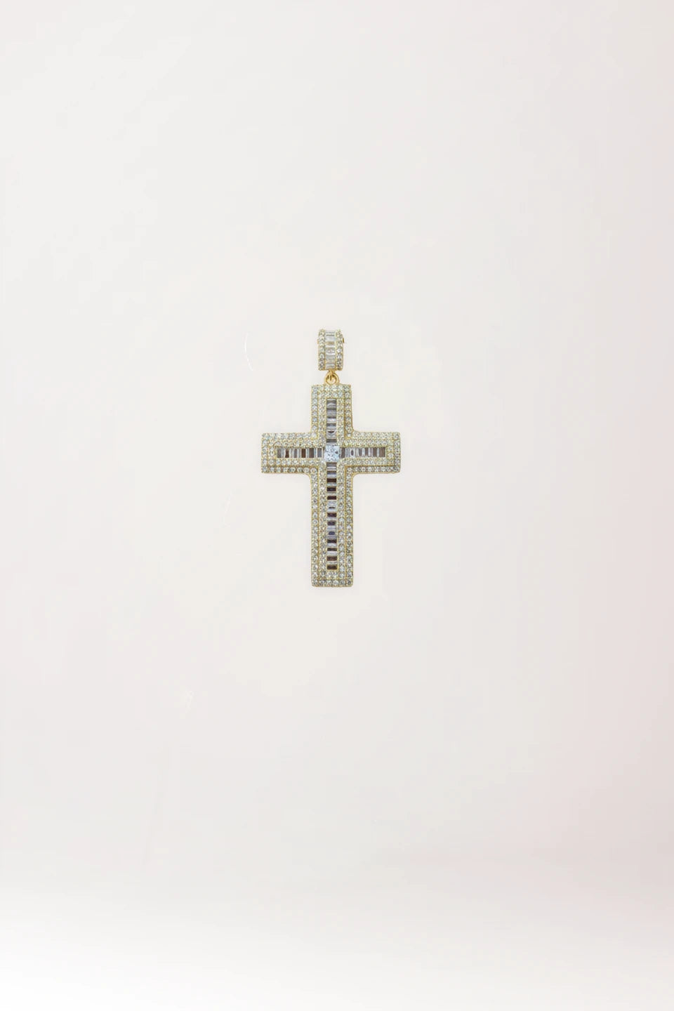 Colgante cruz en piedras y circonitas plata de ley 925 con baño de oro