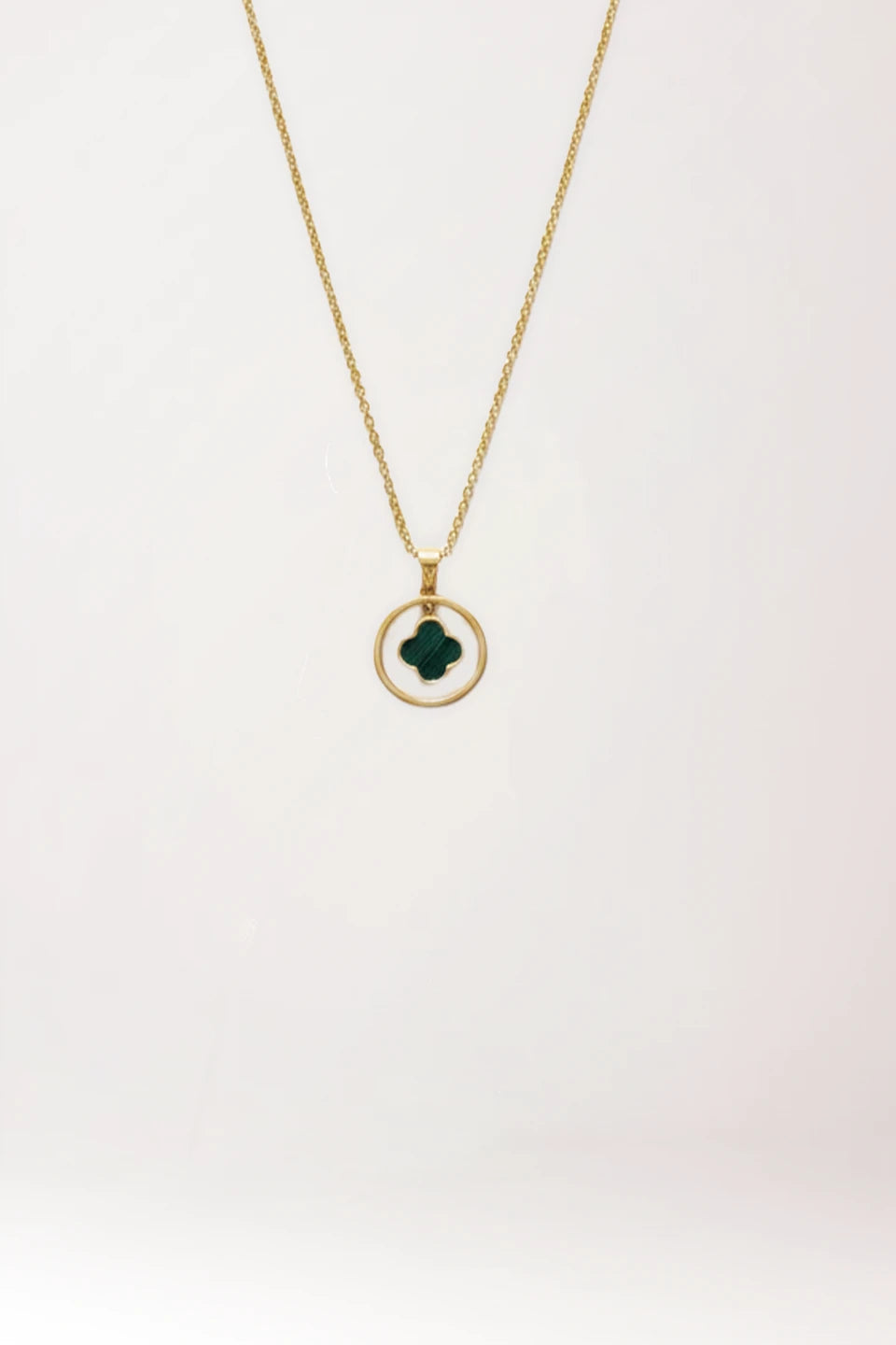 Gargantilla van cleef con trébol verde en plata de ley con baño de oro