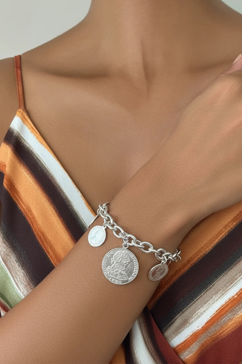 Pulsera de monedas variadas de plata de ley rodiada 925