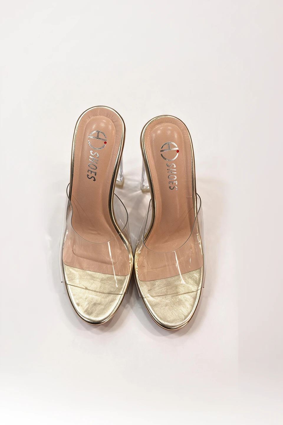 Sandalia dorada con tacón transparente