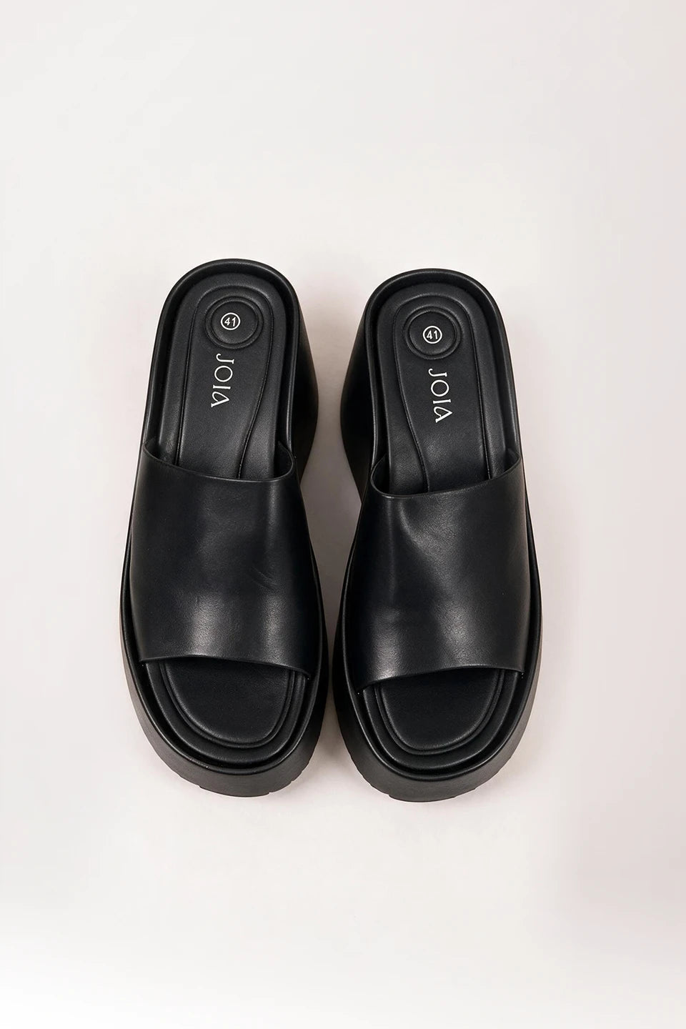 Sandalia con plataforma negra
